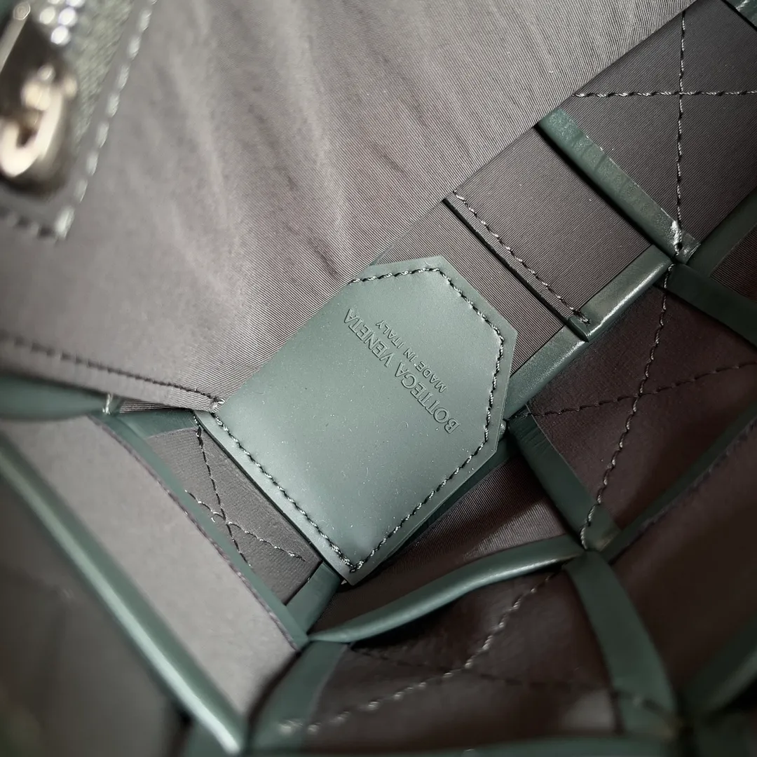 Batch 1680 𝒃𝒐𝒕𝒕𝒆𝒈𝒂 𝒗𝒆𝒏𝒆𝒕𝒂-New style 𝒄𝒂𝒔𝒔𝒆𝒕𝒕𝒆 The new cassette is really for both men and women🉑️, the leather surface is changed from lamb to waxed calfskin, the gloss is💯, the shoulder straps are matched with classic triangle elements, exquisite and fashionable, a street photography artifact (ps: super practical‼️)🌈Only the highest-end in the market, welcome to compare🆚 Size: 23*15*5cm.      Model: 667298
